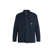 Tommy Hilfiger Herrenhemd aus Bio-Baumwolle in Blau mit dunkelblauer Arbeitsjacke mit Knopfleiste und Logo-Patch auf der Brusttasche
