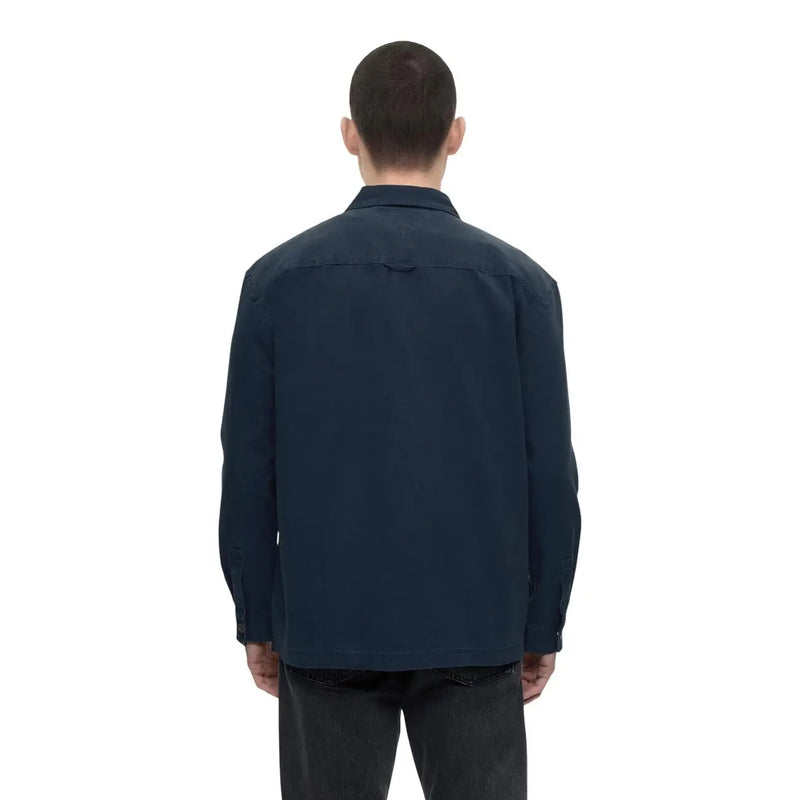 Tommy Hilfiger Herrenhemd aus Bio-Baumwolle in Blau, von hinten gesehen, mit Details zur dunkelblauen, langärmeligen Arbeitsjacke