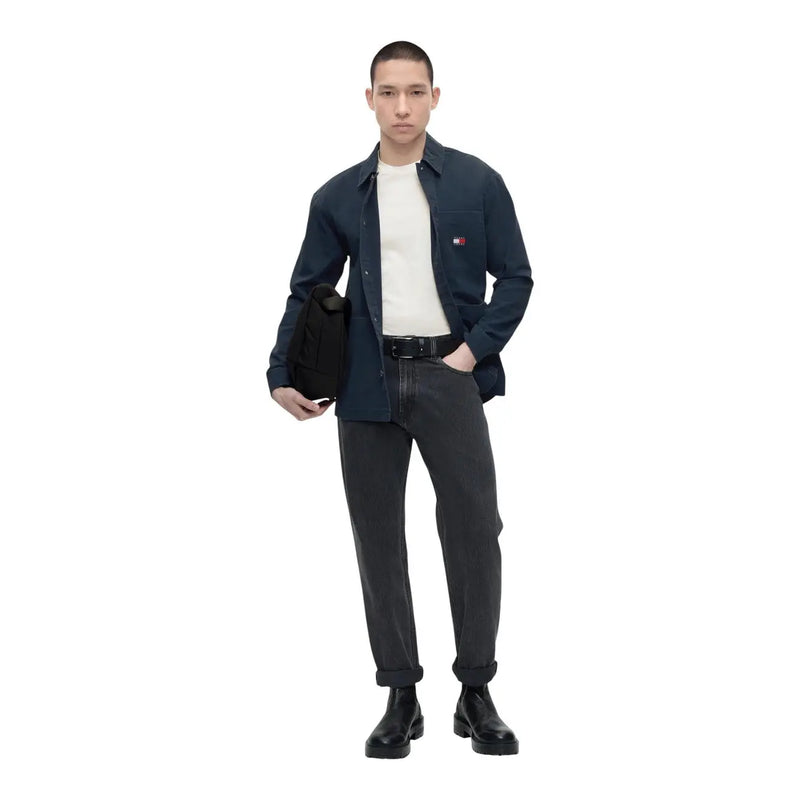 Marineblaues Tommy Hilfiger Herrenhemd aus Bio-Baumwolle mit Knopfleiste und kleinem rot-weiß-blauem Logo auf der linken Brusttasche