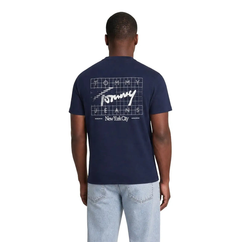 Rückseite eines marineblauen Tommy Hilfiger Herren-T-Shirts aus Bio-Baumwolle mit weißem Karomuster-Logo und New York City-Schriftzug
