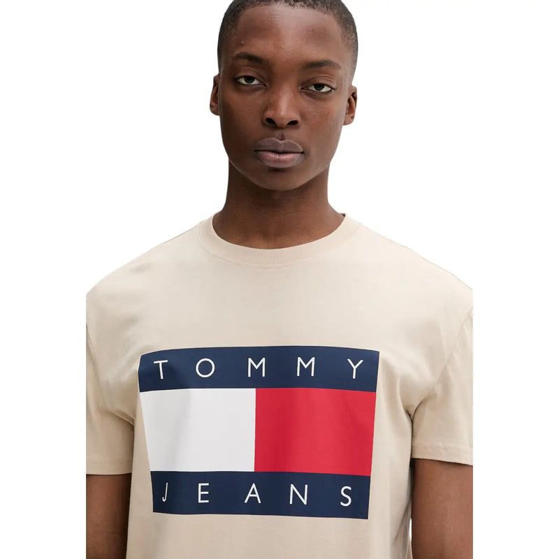 Beigefarbenes Tommy Hilfiger Herren-T-Shirt aus Bio-Baumwolle mit auffälligem rechteckigem Logo in Marineblau, Weiß und Rot auf der Vorderseite