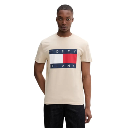 Beigefarbenes Tommy Hilfiger Herren-T-Shirt aus Bio-Baumwolle mit auffälligem rot-weiß-blauem Flaggenlogo und Tommy Jeans-Schriftzug
