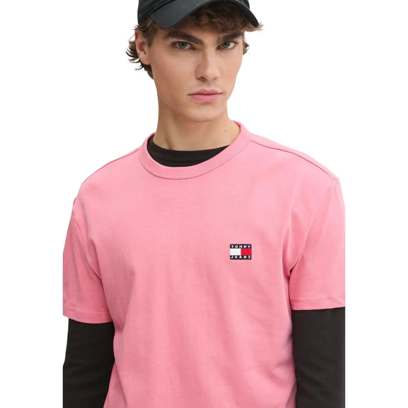 Tommy Hilfiger Herren-T-Shirt aus rosa Bio-Baumwolle, normale Passform, schwarze Langarmshirts und kleiner Logo-Aufnäher auf der Brust.