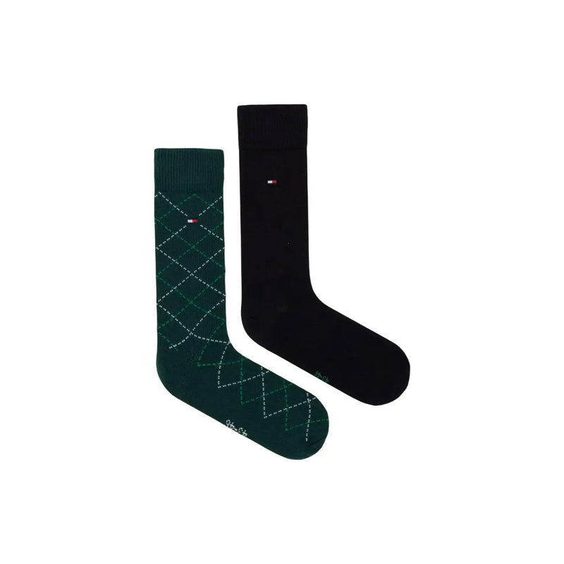 Ein Paar Tommy Hilfiger Herrensocken aus Baumwolle, 2er-Pack: eine dunkelgrüne Socke mit Rautenmuster und eine einfarbig schwarze mit Logo.