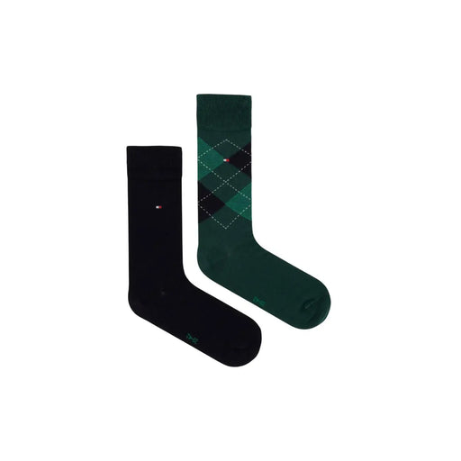 Ein Paar Tommy Hilfiger Herrensocken aus grünem Baumwollmischgewebe mit einem einfarbig schwarzen und einem grünen Argyle-Muster