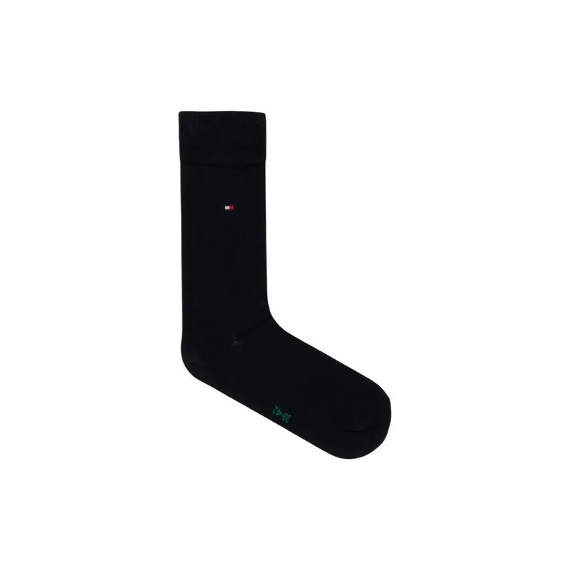 Schwarze Tommy Hilfiger Herrensocke aus Baumwollmischgewebe mit kleinem Logo an der Seite und grünem Schriftzug im Zehenbereich.