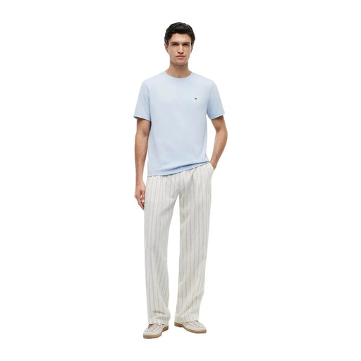 Tommy Hilfiger Herren-T-Shirt, hellblau, kurzärmelig, aus Bio-Baumwolle, normale Passform, mit kleinem, gesticktem Logo auf der linken Brust.