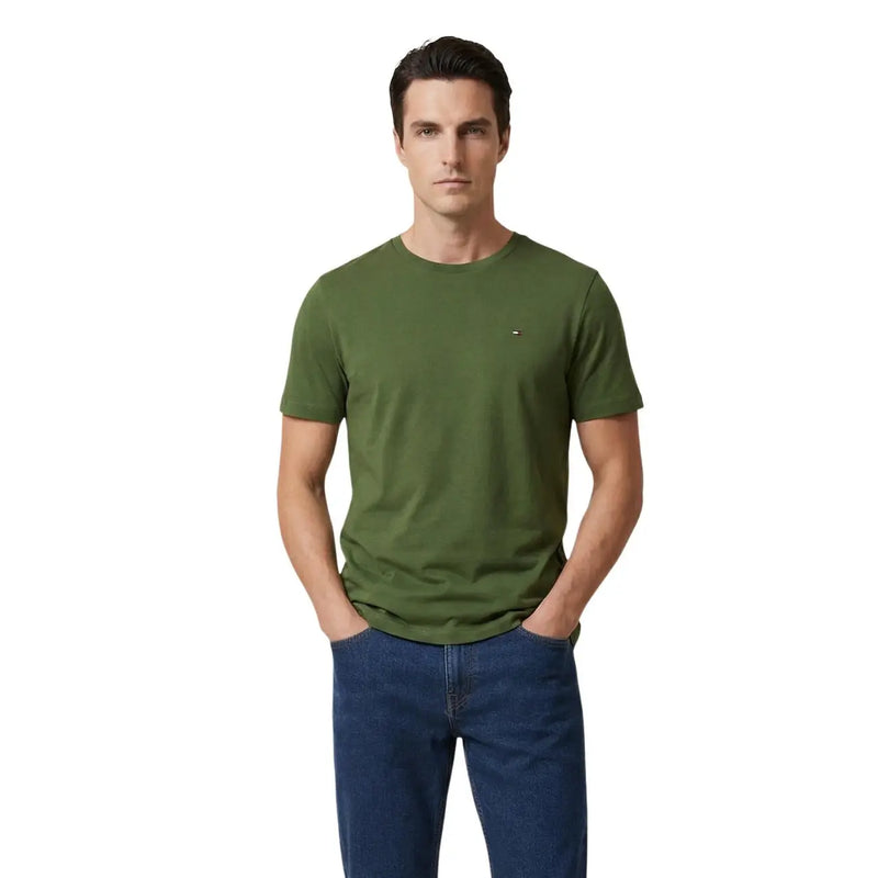 Tommy Hilfiger Herren-T-Shirt aus olivgrüner Bio-Baumwolle mit klassischem Rundhalsausschnitt und kleinem Flaggenlogo auf der linken Brust