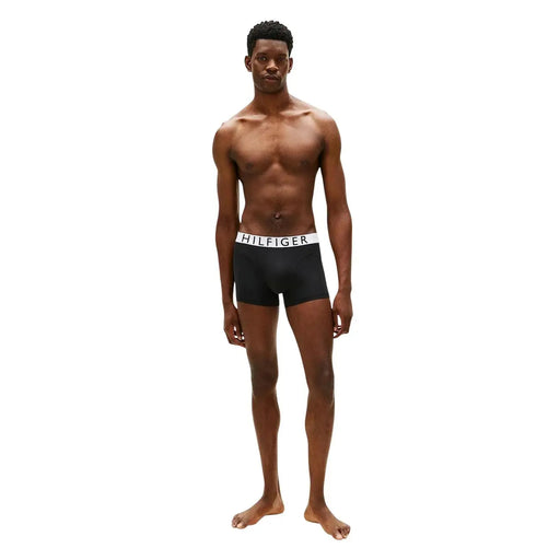 Schwarze Tommy Hilfiger Herren-Badehose aus kühlendem Tech-Nylon mit weißem Bund und schwarzem Logo-Schriftzug