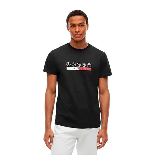 Tommy Hilfiger Schwarzes Herren-T-Shirt aus Baumwolle mit weißem und rotem Logo auf der Brust