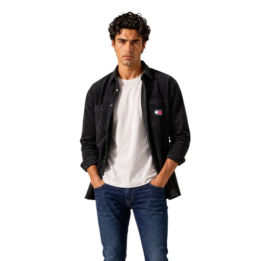Tommy Hilfiger Schwarzes Herrenhemd aus Bio-Baumwollcord mit weißem Logo-Patch auf der Brusttasche