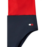 Tommy Hilfiger Damen-Strandmode, blauer Nylon-Badeanzug mit Rundhalsausschnitt, abgebildet mit zweifarbigen Tommy Jeans-Badehosen in Rot und Marineblau.