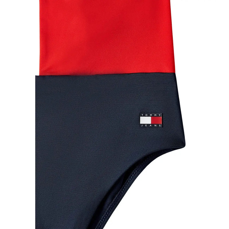Tommy Hilfiger Damen-Strandmode, blauer Nylon-Badeanzug mit Rundhalsausschnitt, abgebildet mit zweifarbigen Tommy Jeans-Badehosen in Rot und Marineblau.