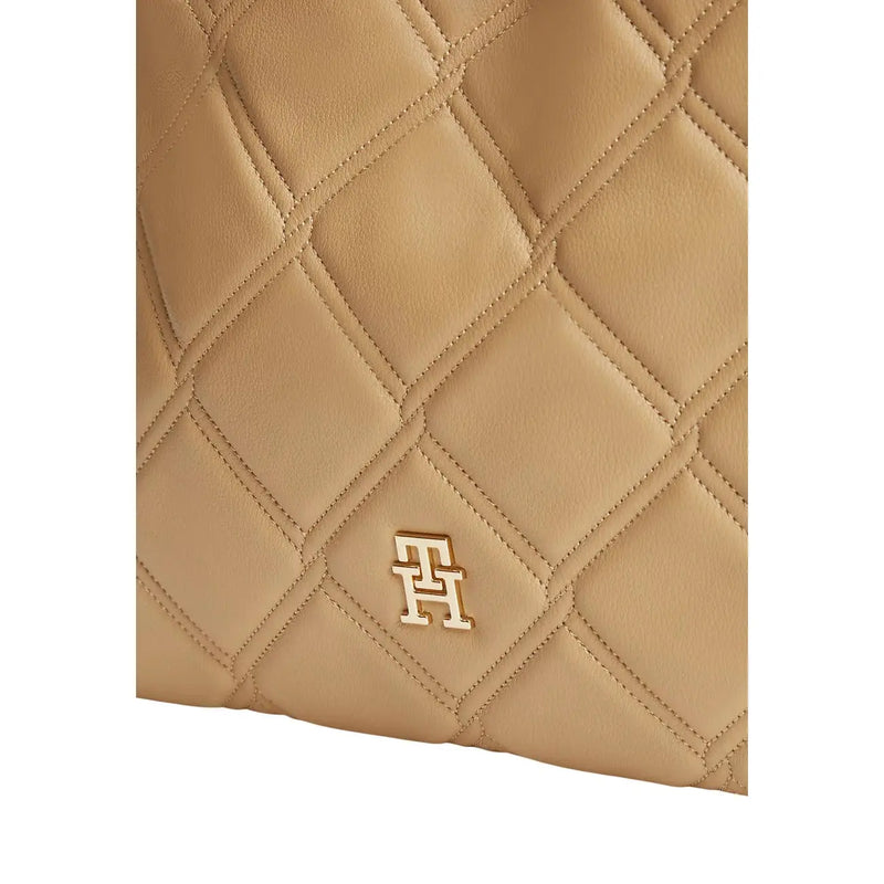 Beige gesteppte Tommy Hilfiger Mini-Tragetasche aus Leder für Damen mit goldfarbenem TH-Logo-Emblem und 28 cm Größe