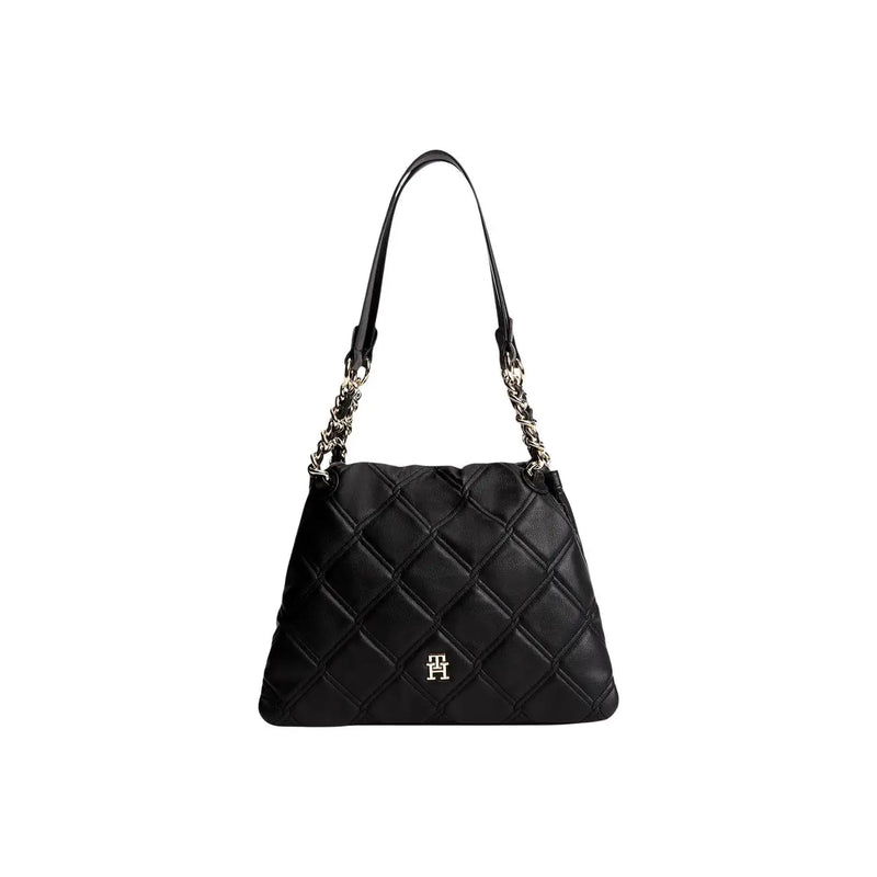 Schwarze, gesteppte Lederhandtasche mit Ketten- und Riemendetails neben einer braunen Tommy Hilfiger Mini-Tragetasche aus Polyurethan, 28 cm
