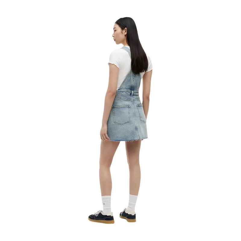 Latzkleid aus hellblauem Denim mit ausgefranstem Saum und Gesäßtaschen aus Bio-Baumwolle von Tommy Hilfiger