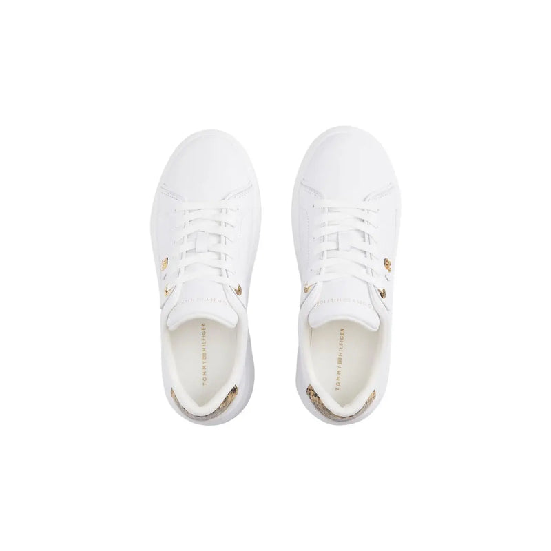 Weiße Tommy Hilfiger Damen-Sneaker aus Leder mit goldfarbenen Metallic-Akzenten an Schnürsenkeln und Ferse für einen stylischen Look