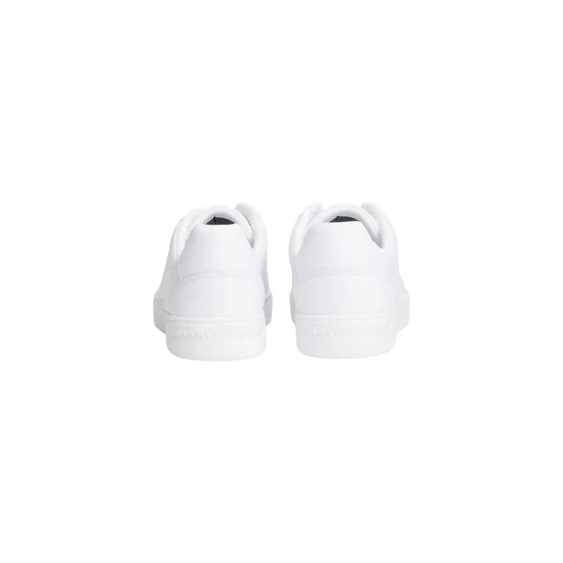 Weiße Ledersneaker mit klarem, minimalistischem Design und dezentem Branding an der Ferse von Tommy Hilfiger Frauen