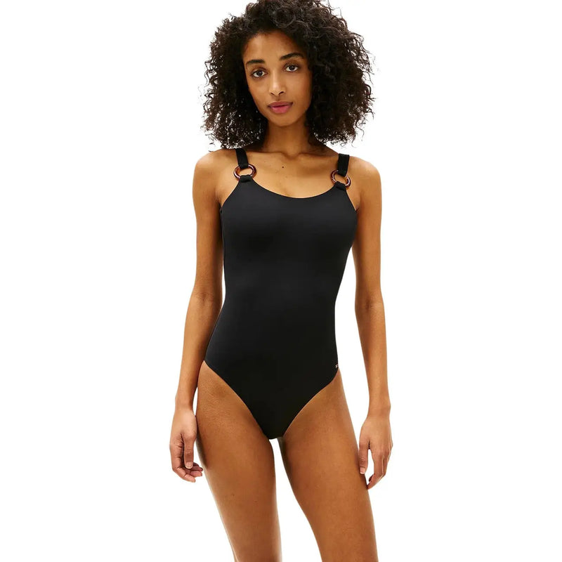 Schwarzer Badeanzug mit dünnen Trägern und goldfarbenen Ringen an der Schulter aus der Tommy Hilfiger Damenkollektion aus rotem Nylon mit tiefem Rückenausschnitt.