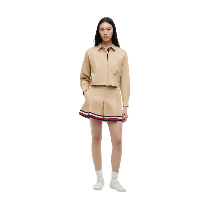 Tommy Hilfiger Beigefarbener Minirock aus Bio-Baumwolle für Damen mit passender, beiger, kurzer Bluse mit Knopfleiste, zwei Vordertaschen und Logo-Patch.
