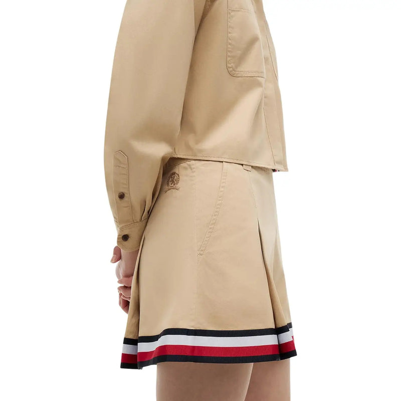 Tommy Hilfiger Damenrock aus beigefarbener Bio-Baumwolle, Minirock mit Falten und auffälligem rot-weiß-schwarz gestreiftem Saum
