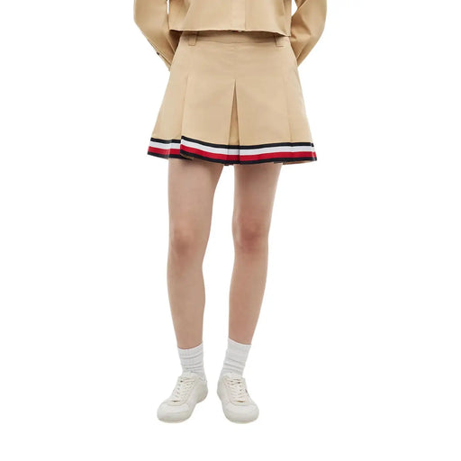 Tommy Hilfiger Beigefarbener Minirock aus Bio-Baumwolle für Damen mit Falten und rot-weiß-schwarz gestreiftem Saum