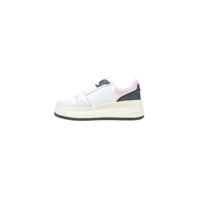 Tommy Hilfiger weiße Damen-Sneaker, niedrigtop mit Wildlederschnürsenkeln, marineblauen und rosafarbenen Akzenten und einer klobigen, cremefarbenen Sohle