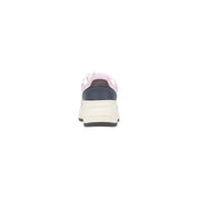 Ein stylischer Tommy Hilfiger Damen-Sneaker mit weißen Wildlederschnürsenkeln und einer klobigen Sohle in Marineblau, Zartrosa und Weiß.