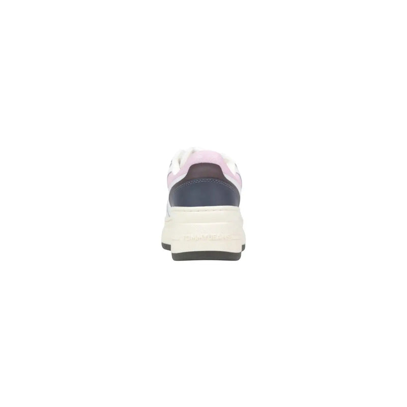 Ein stylischer Tommy Hilfiger Damen-Sneaker mit weißen Wildlederschnürsenkeln und einer klobigen Sohle in Marineblau, Zartrosa und Weiß.
