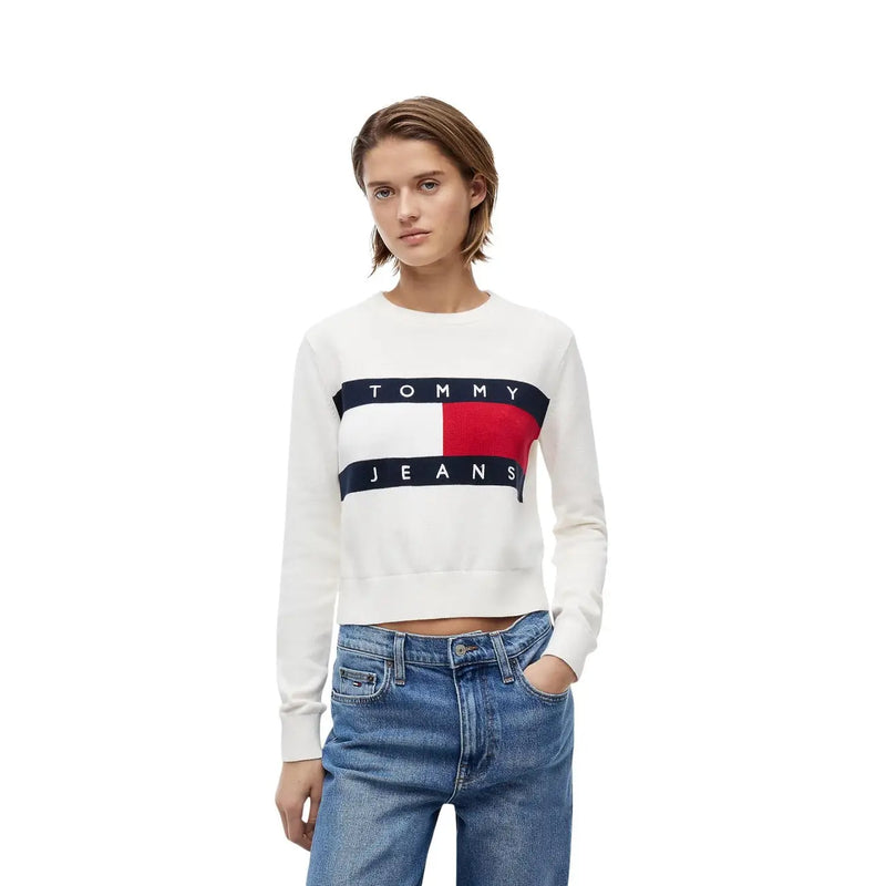 Weißes Tommy-Jeans-Sweatshirt mit auffälligem rot-weiß-blauem Logo aus Bio-Baumwolle für Damen. Tommy Hilfiger