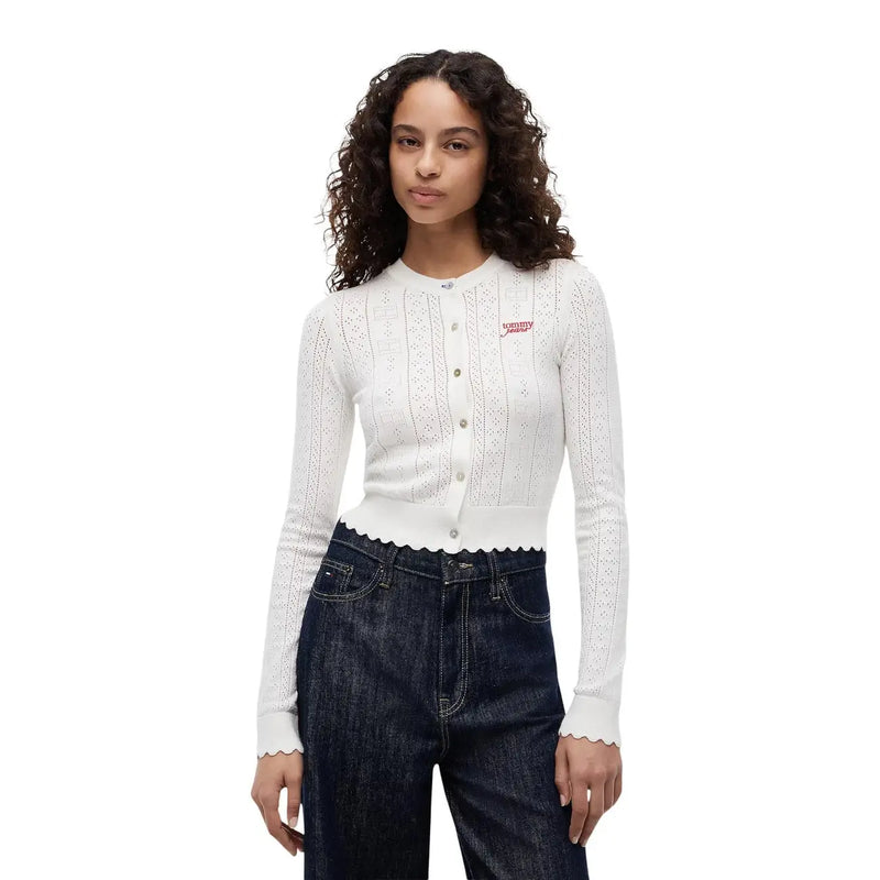 Tommy Hilfiger Weiße Damenstrickjacke aus weichem Stoff mit Rundhalsausschnitt, geschwungenem Saum und langen Ärmeln mit Knopfleiste.