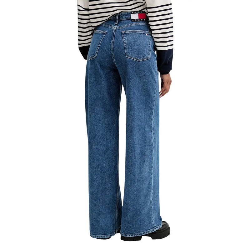 Rückseite der Tommy Hilfiger Damen-Jeans mit weitem Bein aus hellblauer Baumwolle mit dem klassischen Tommy Jeans Gesäßtaschenaufnäher