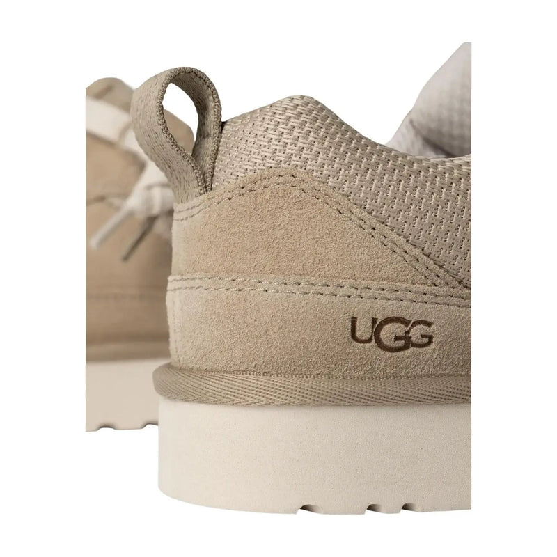 Beige UGG Damen-Sneaker aus Wildleder mit Schnürung, Obermaterial aus Wildleder und Mesh, Zuglasche und geprägtem Logo an der Ferse