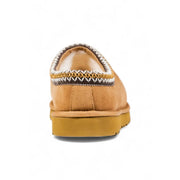 Ugg Damen-Slipper aus beigefarbenem Wildleder mit runder Zehenpartie und kontrastierenden Ziernähten in Schwarz, Weiß und Senfgelb für Herbst und Winter
