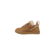 Brauner Ugg Damen-Sneaker aus hellbraunem Wildleder mit weichem, weißem Lammfellfutter und klobiger Gummisohle für sportliche Aktivitäten