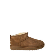 Hellbrauner UGG-Damenlederstiefel aus Wildleder mit weichem, weißem Lammfellfutter und Gummisohle, von der Rückseite gesehen