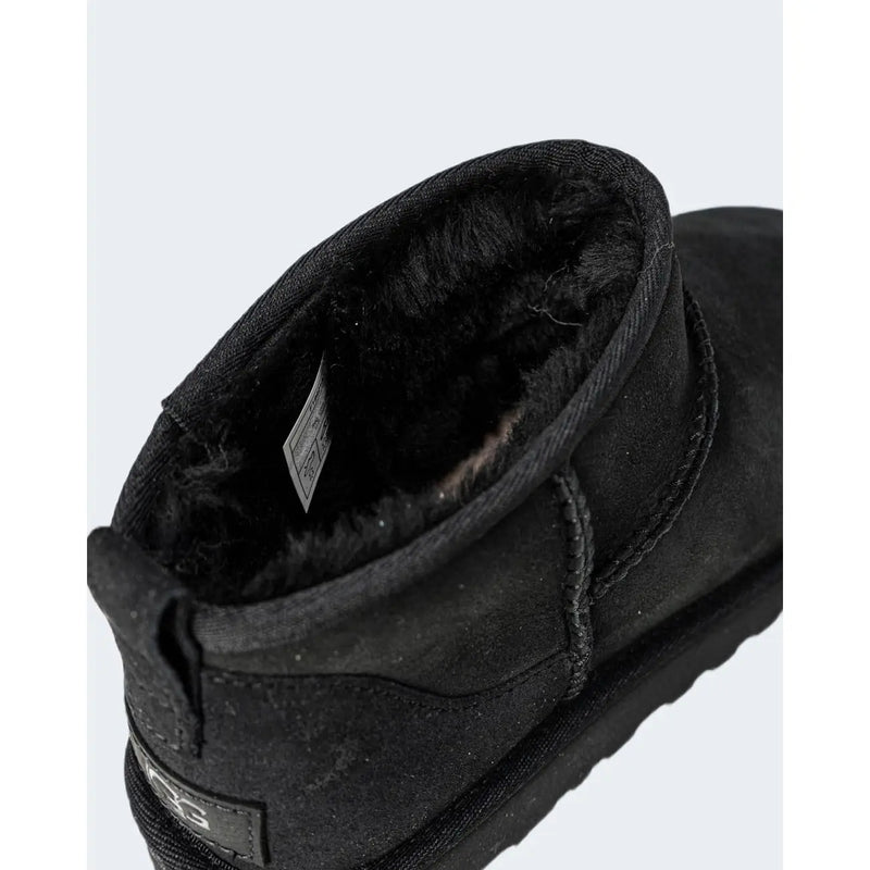 Schwarze schwarze Ugg-Lederstiefel im klassischen Ultra-Mini-Stil mit weichem Shearling-Futter und Wildleder-Obermaterial (Vorderansicht)