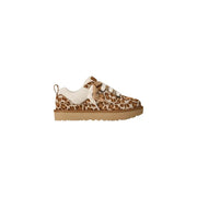 Beigefarbene Ugg-Sneaker aus Wildleder mit cremefarbenen Schnürsenkeln im Leopardenmuster und einer hellbraunen Gummisohle für den Alltag.
