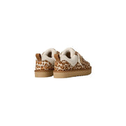 Beigefarbene Ugg-Sneaker aus Wildleder mit Schnürsenkeln im Leopardenmuster, cremefarbenen Wildlederakzenten und hellbrauner Gummisohle