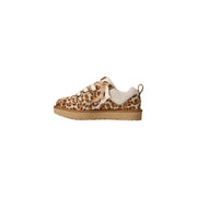 Beigefarbene Ugg-Sneaker aus Wildleder für Damen mit cremefarbenen Schnürsenkeln im Leopardenmuster und hellbrauner Gummisohle für den Alltag.