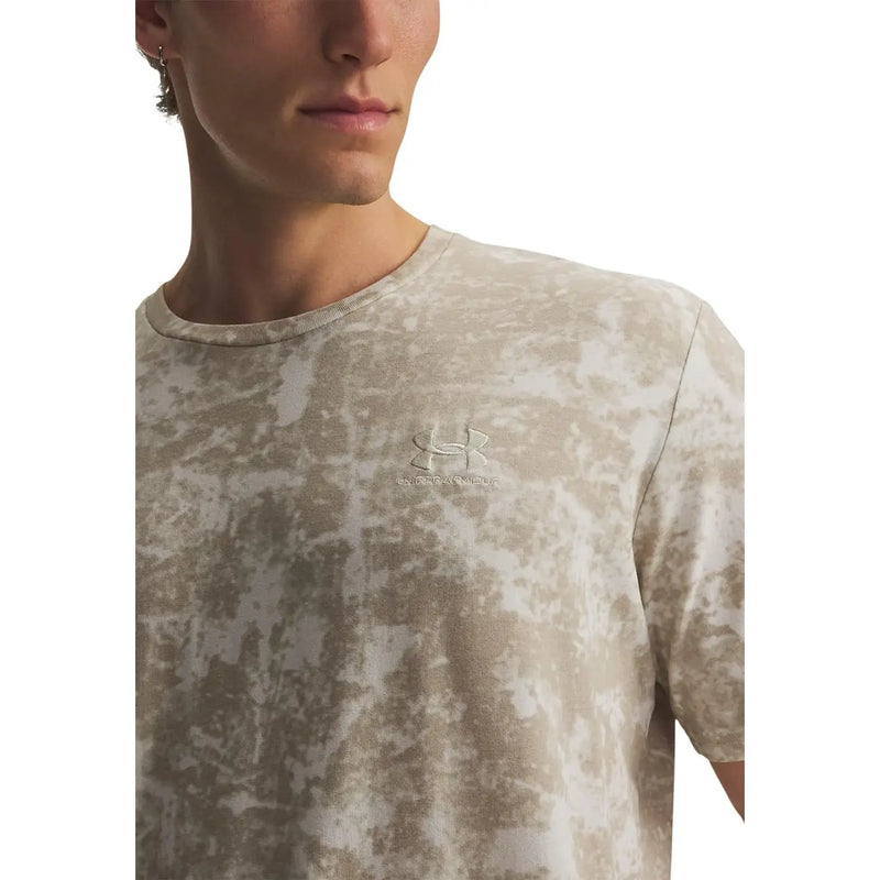 Under Armour Beigefarbenes Herren-T-Shirt mit Batikmuster, normale Passform, Baumwollmischung mit dezentem, gesticktem Logo auf der Brust