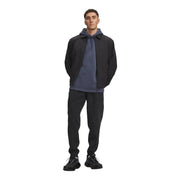Under armour Schwarze Herren-Fleece-Jogginghose aus Baumwollmischgewebe, getragen mit einer eleganten schwarzen Kapuzenjacke über einem marineblauen Hoodie und einer passenden Hose.