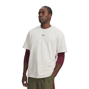 Under armour Klassisches Herren-T-Shirt mit kurzen Ärmeln aus cremefarbener Baumwolle mit kleinem schwarzen Logo auf der Brust.