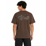 Braunes Vans Herren-T-Shirt aus Baumwolle mit kurzen Ärmeln, das den Rücken frei lässt und mit einem auffälligen Grafik- und Camouflage-Print versehen ist.