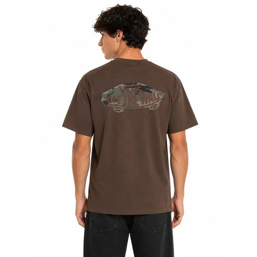 Braunes Vans Herren-T-Shirt aus Baumwolle mit kurzen Ärmeln, das den Rücken frei lässt und mit einem auffälligen Grafik- und Camouflage-Print versehen ist.
