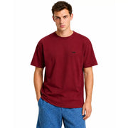 Bordeauxrotes Vans Herren-T-Shirt aus Baumwolle mit Rundhalsausschnitt und kleinem schwarzen Logo auf der linken Brust für die Freizeit.