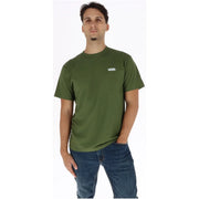 Olivgrünes Herren-T-Shirt von Vans aus Baumwolle mit kurzen Ärmeln, Rundhalsausschnitt und kleinem weißen Logo auf der linken Brust.