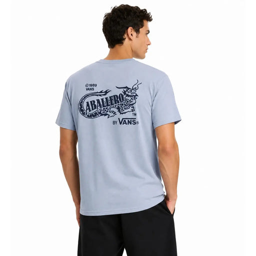 Vans Herren-T-Shirt aus Baumwolle, hellblau, Rundhalsausschnitt, kurze Ärmel, mit marineblauem Drachenmotiv und dem Schriftzug „aballero“.