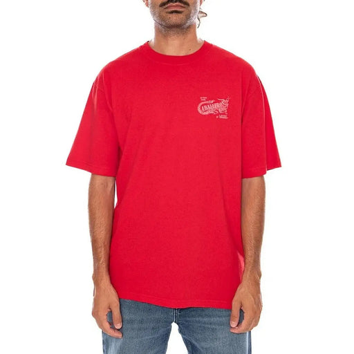 Rotes Vans Herren-T-Shirt aus Baumwolle mit Rundhalsausschnitt und kleinem, gesticktem Logo auf der linken Brust.