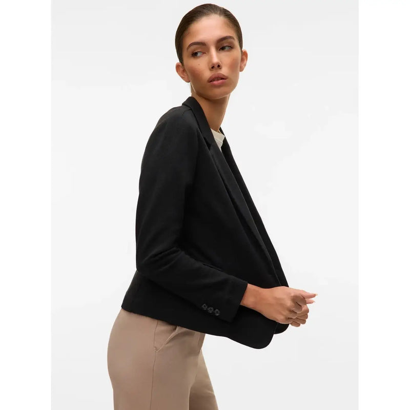 Vero Moda Schwarzer Damenblazer aus Baumwolle mit elegantem, modernem Schnitt und dezenten Knopfdetails an den Manschetten.